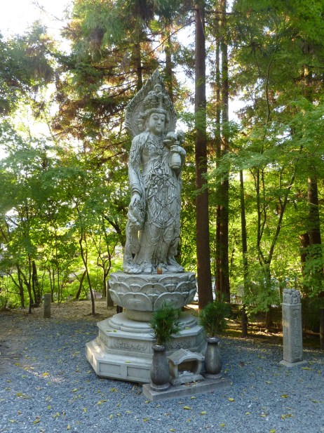 8 - Statue de divinité bouddhiste